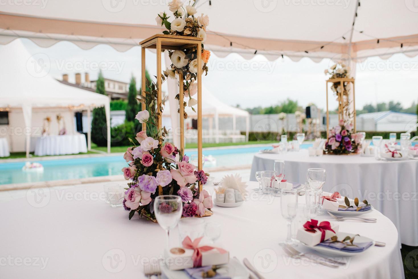 décorations de mariage élégantes en fleurs naturelles photo