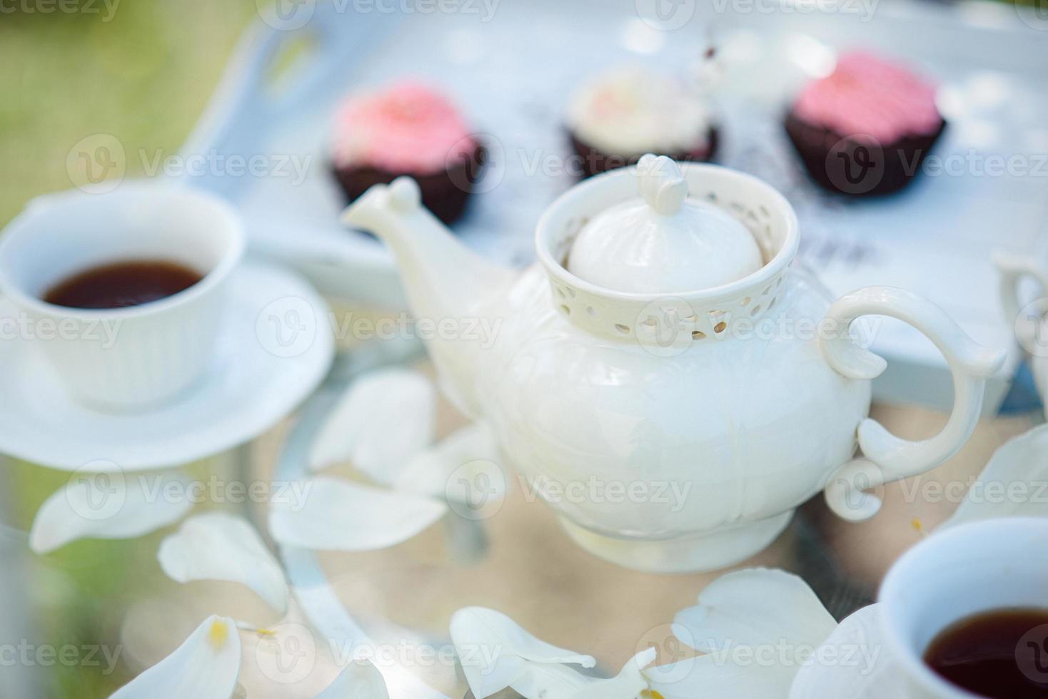 thé buvant du thé noir avec des tasses en porcelaine et une théière photo