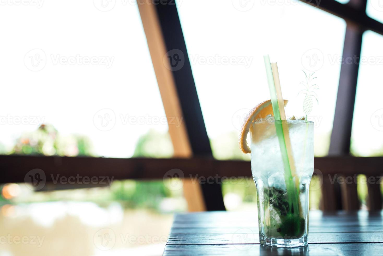 cocktail d'alcool de fruits à base de citron vert, menthe, orange, soda photo