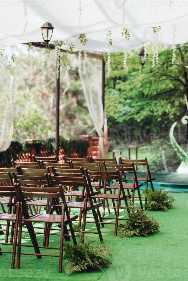 cérémonie de mariage dans les bois parmi les arbres sur la piste verte photo