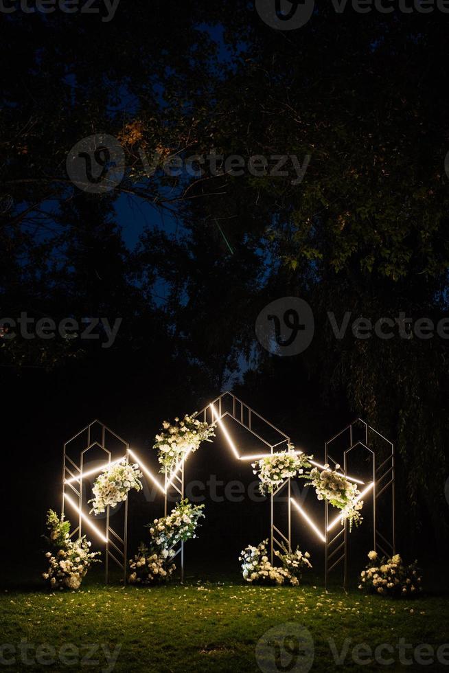 zone de cérémonie de mariage avec des fleurs séchées dans un pré photo