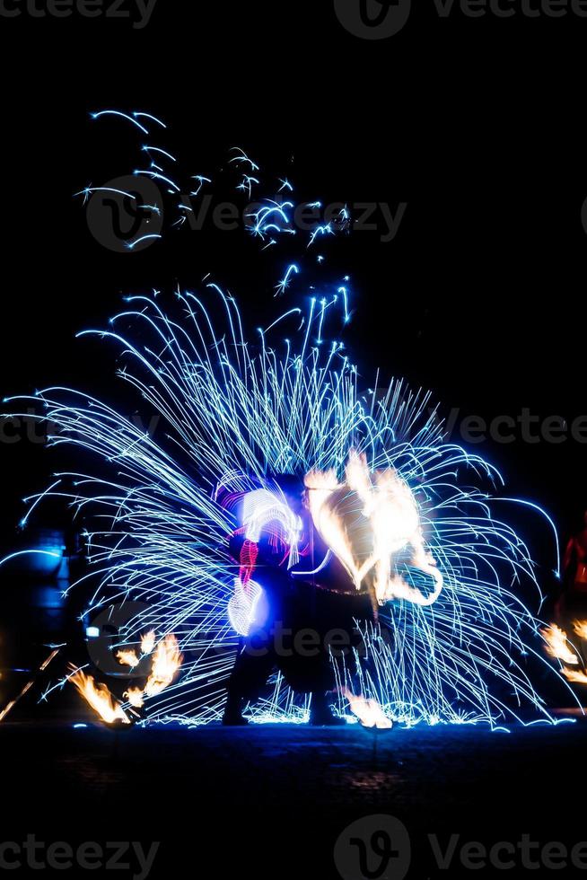 pièces enflammées d'un spectacle de feu photo