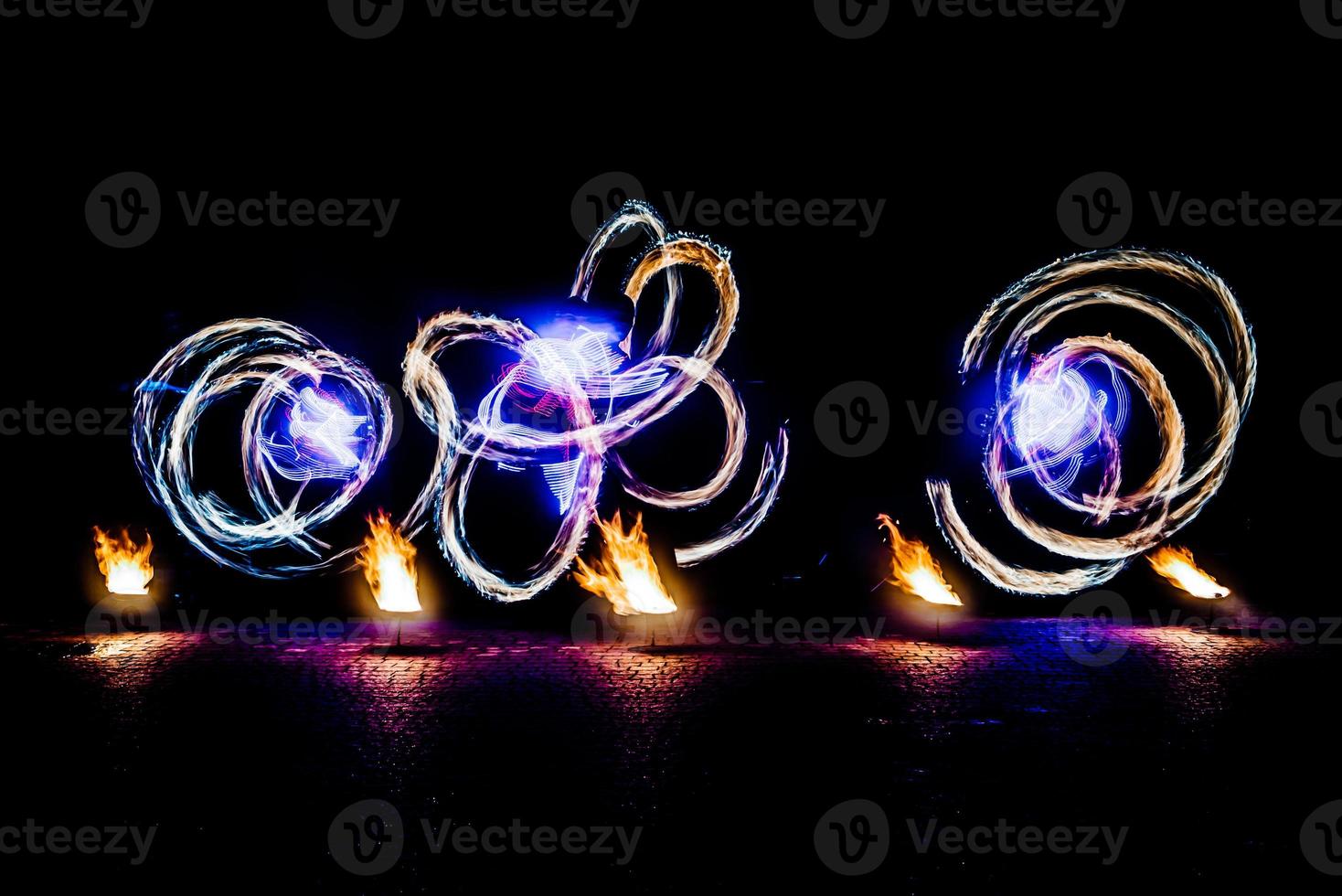 pièces enflammées d'un spectacle de feu photo