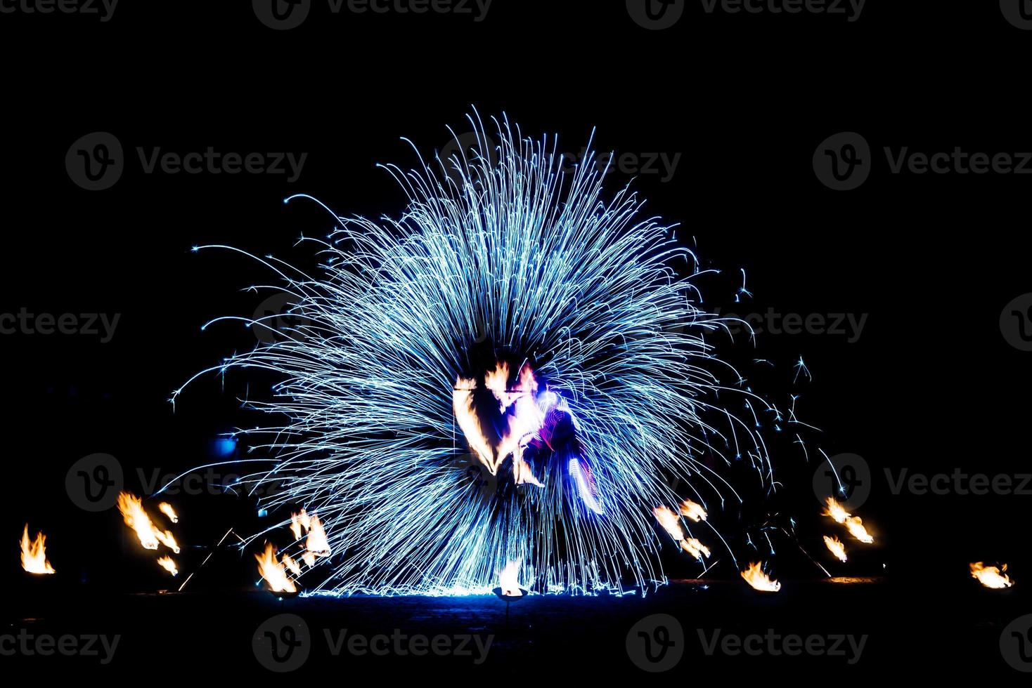 pièces enflammées d'un spectacle de feu photo