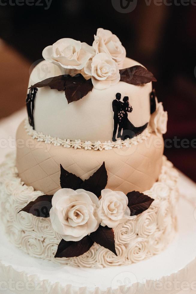 gâteau de mariage au mariage des jeunes mariés photo