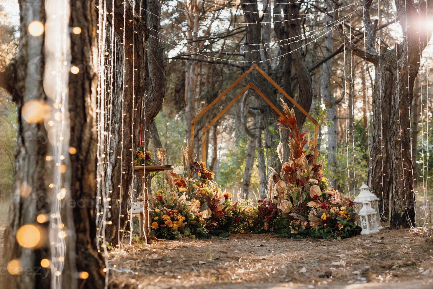zone de cérémonie de mariage avec des fleurs séchées dans un pré photo