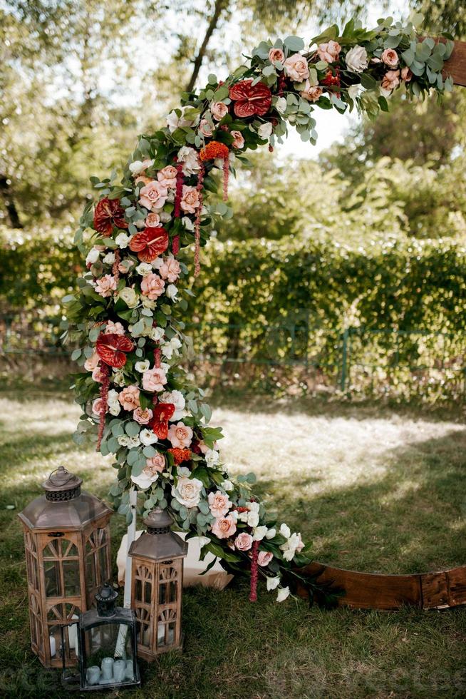 zone de cérémonie de mariage, décor de chaises en arc photo