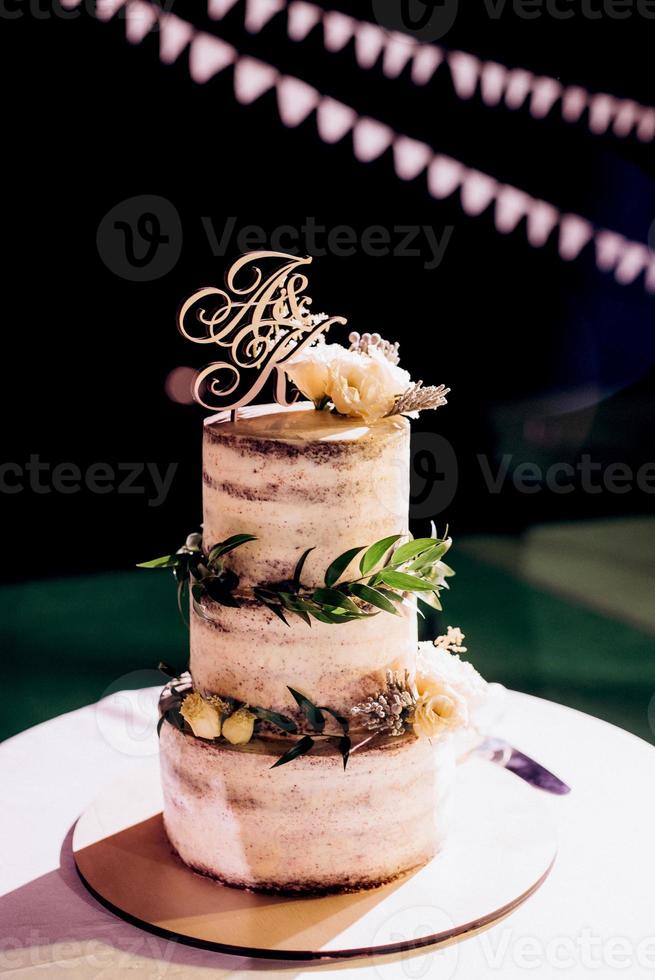 gâteau de mariage au mariage des jeunes mariés photo