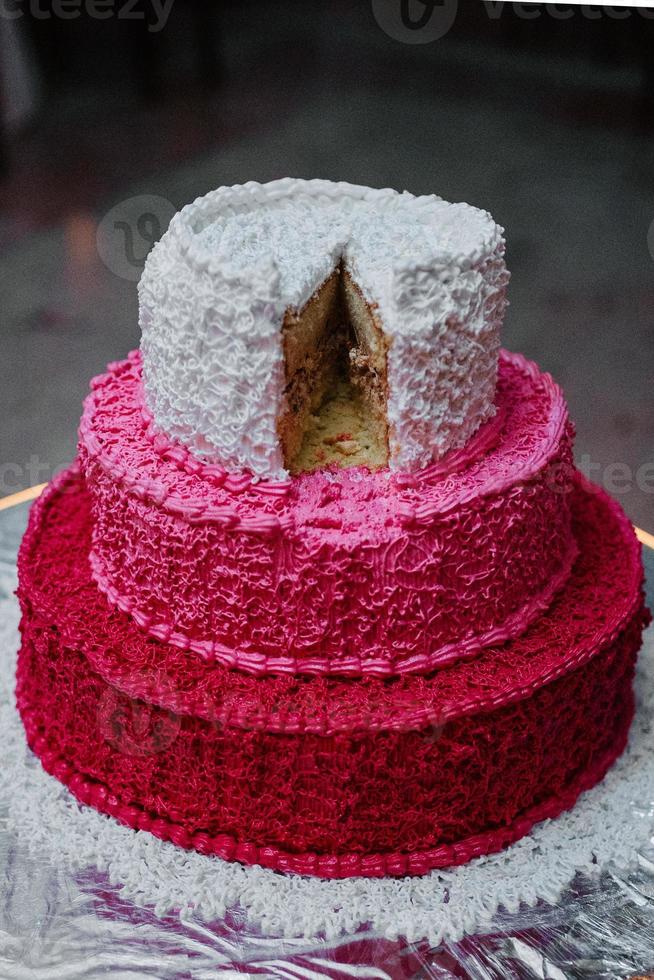 gâteau éponge de mariage festif avec crème glacée blanche photo