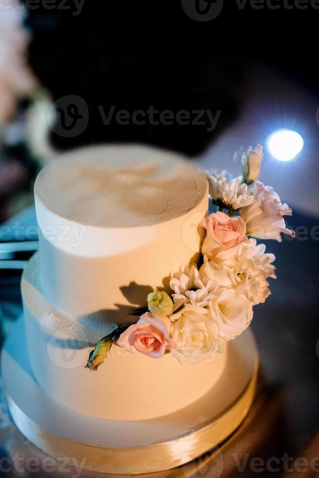 gâteau de mariage au mariage des jeunes mariés photo