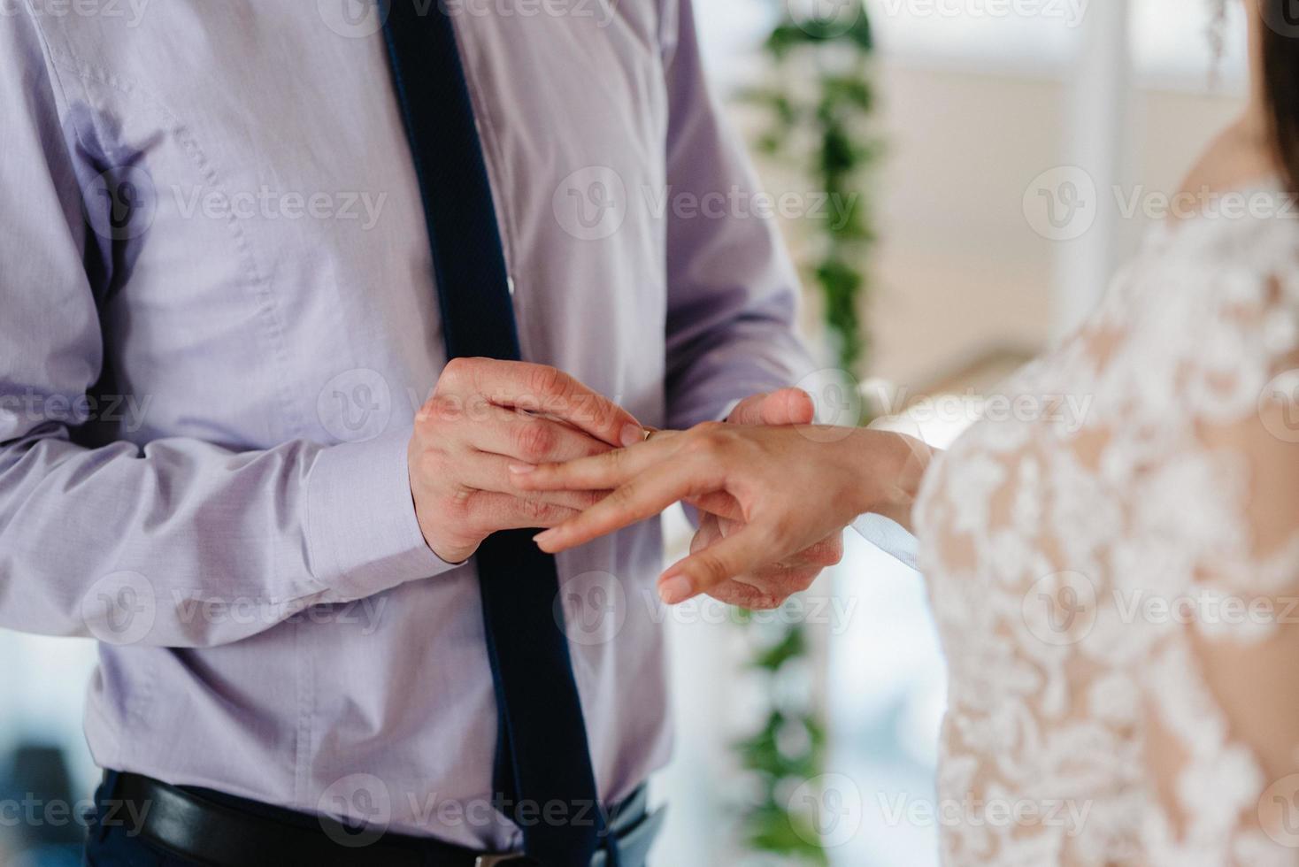 alliances en or comme attribut du mariage d'un jeune couple photo