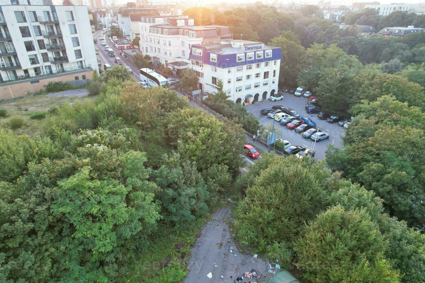 magnifique aérien métrage de Britanique touristique attraction à mer vue de bournemouth ville de Angleterre génial Bretagne Royaume-Uni. haute angle image capturé avec drone caméra sur septembre 9ème, 2023 pendant le coucher du soleil photo