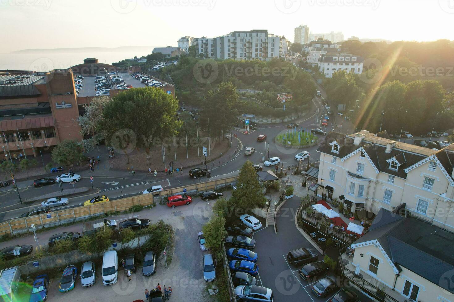 magnifique aérien métrage de Britanique touristique attraction à mer vue de bournemouth ville de Angleterre génial Bretagne Royaume-Uni. haute angle image capturé avec drone caméra sur septembre 9ème, 2023 pendant le coucher du soleil photo