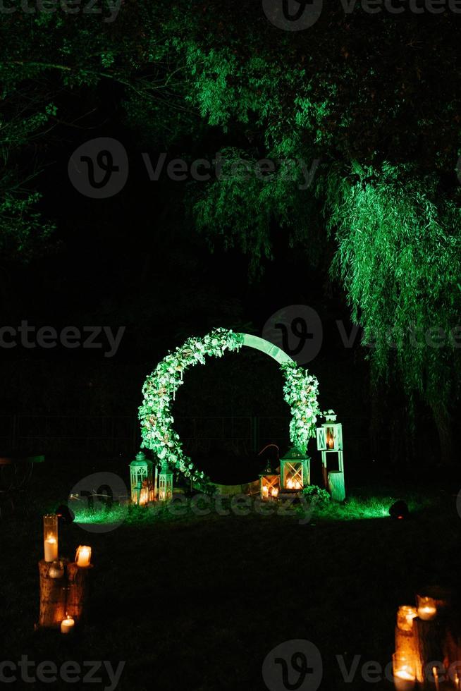 zone de cérémonie de mariage, décor de chaises en arc photo