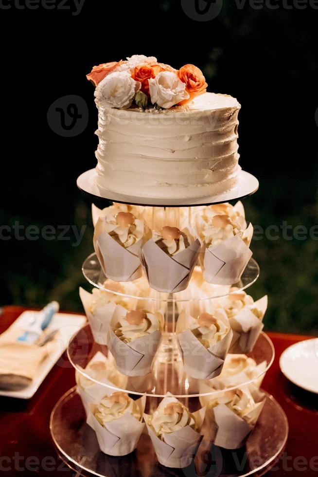 gâteau de mariage au mariage des jeunes mariés photo
