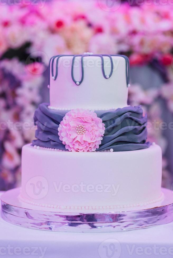 gâteau de mariage au mariage des jeunes mariés photo