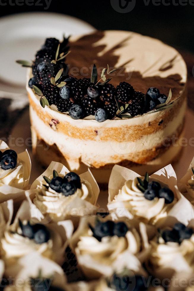 gâteau de mariage au mariage des jeunes mariés photo