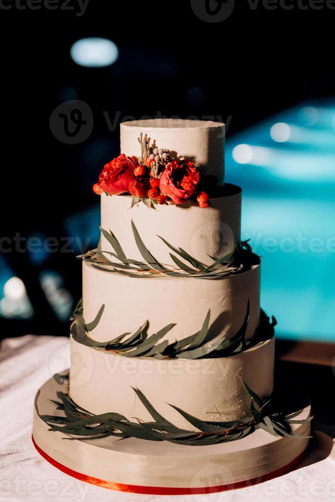 gâteau de mariage au mariage des jeunes mariés photo