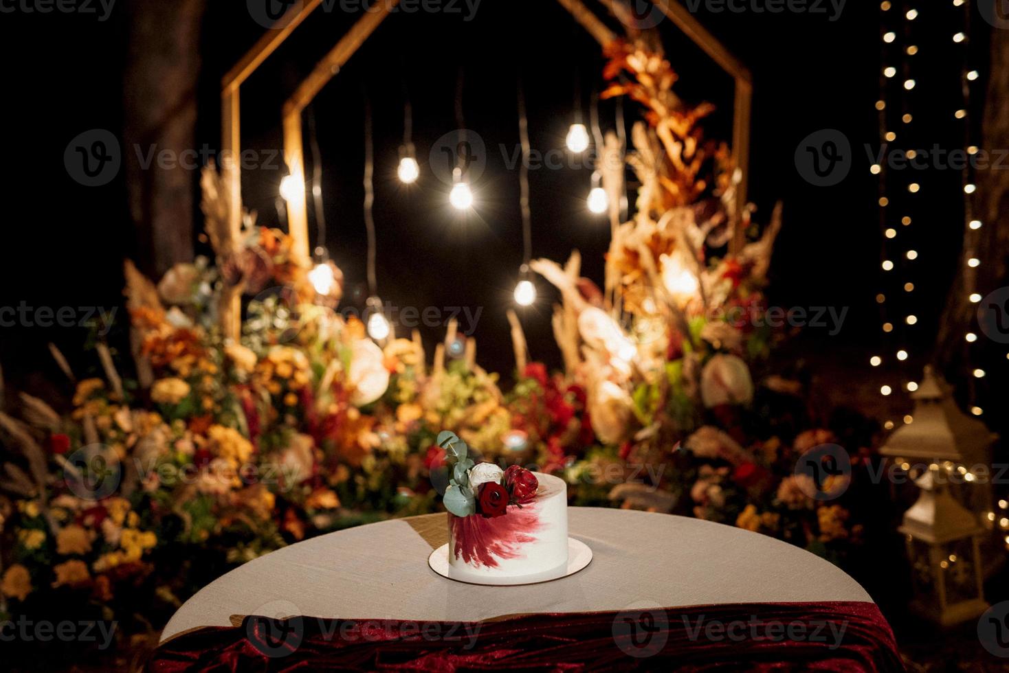 gâteau de mariage au mariage des jeunes mariés photo