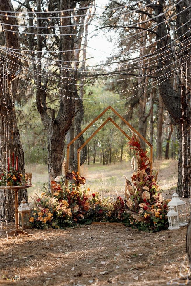 zone de cérémonie de mariage avec des fleurs séchées dans un pré photo