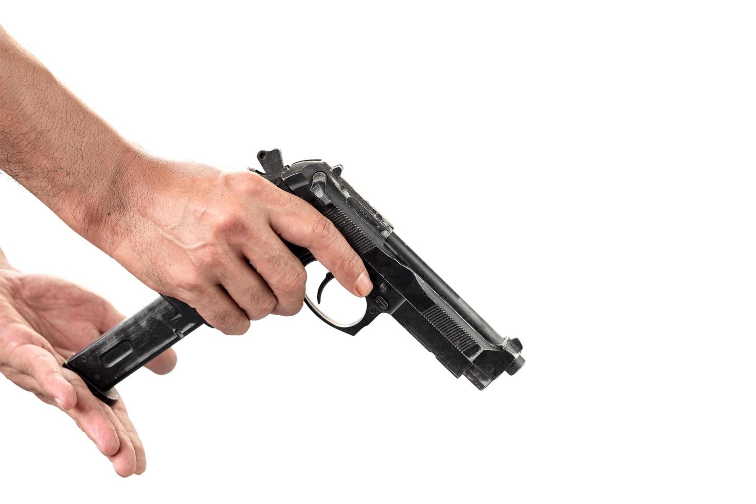 chargé un magazine dans une arme à feu isolé sur fond blanc photo