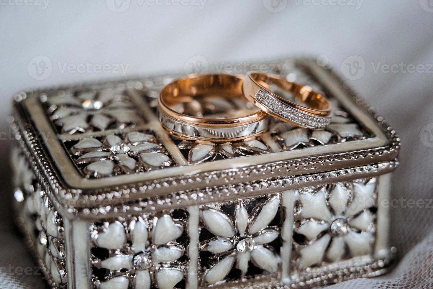 anneaux de mariage en or photo