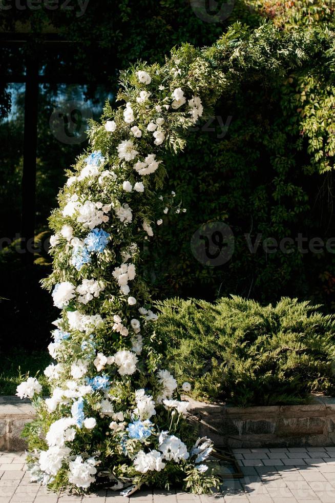 cérémonie de mariage dans les bois parmi les arbres sur la piste verte photo