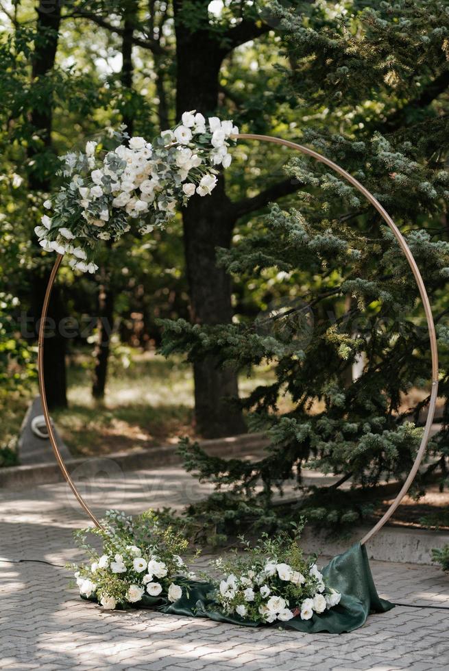 zone de cérémonie de mariage avec un arc circulaire photo