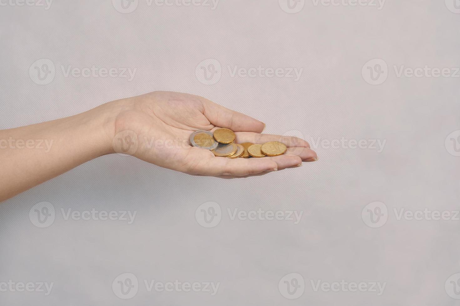 pièces de monnaie dans les mains de la personne. photo