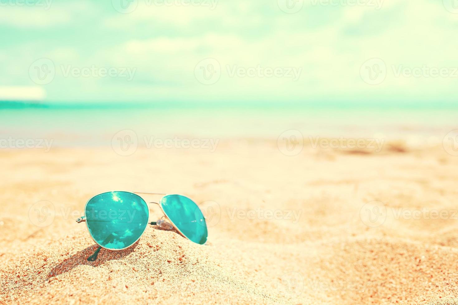 lunettes de soleil sur la plage photo