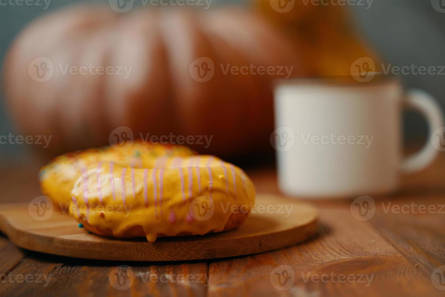 beignets sucrés avec glaçage au citron sur un plateau en bois. photo