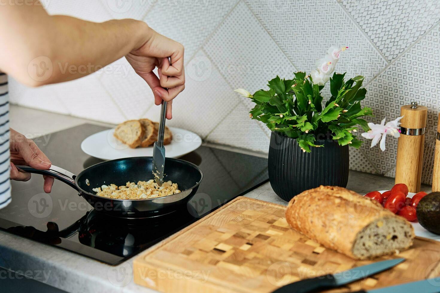 femme cuisine omelette , utilisation induction le fourneau et friture la poêle photo