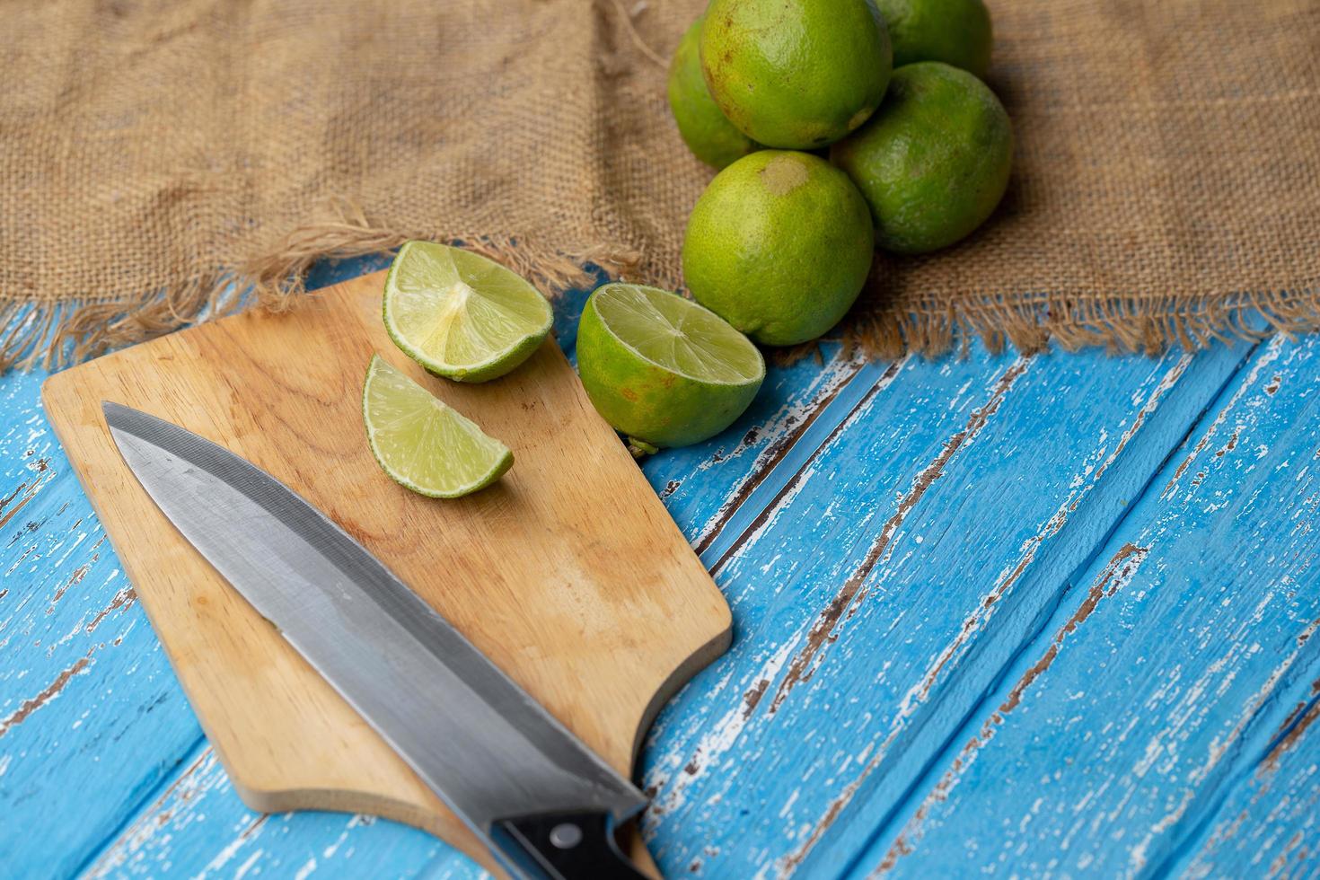 jus de citron vert et citron sur une table en bois bleue photo