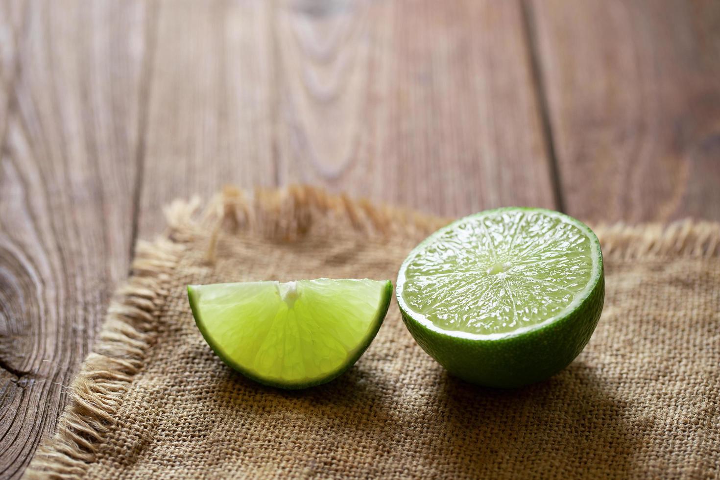 citron vert frais sur la table en bois marron photo