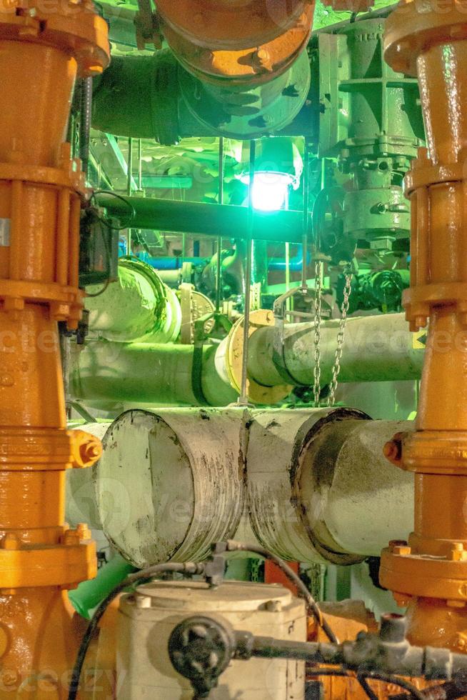 équipement, câbles et tuyauterie tels qu'ils se trouvent à l'intérieur d'une centrale électrique industrielle photo