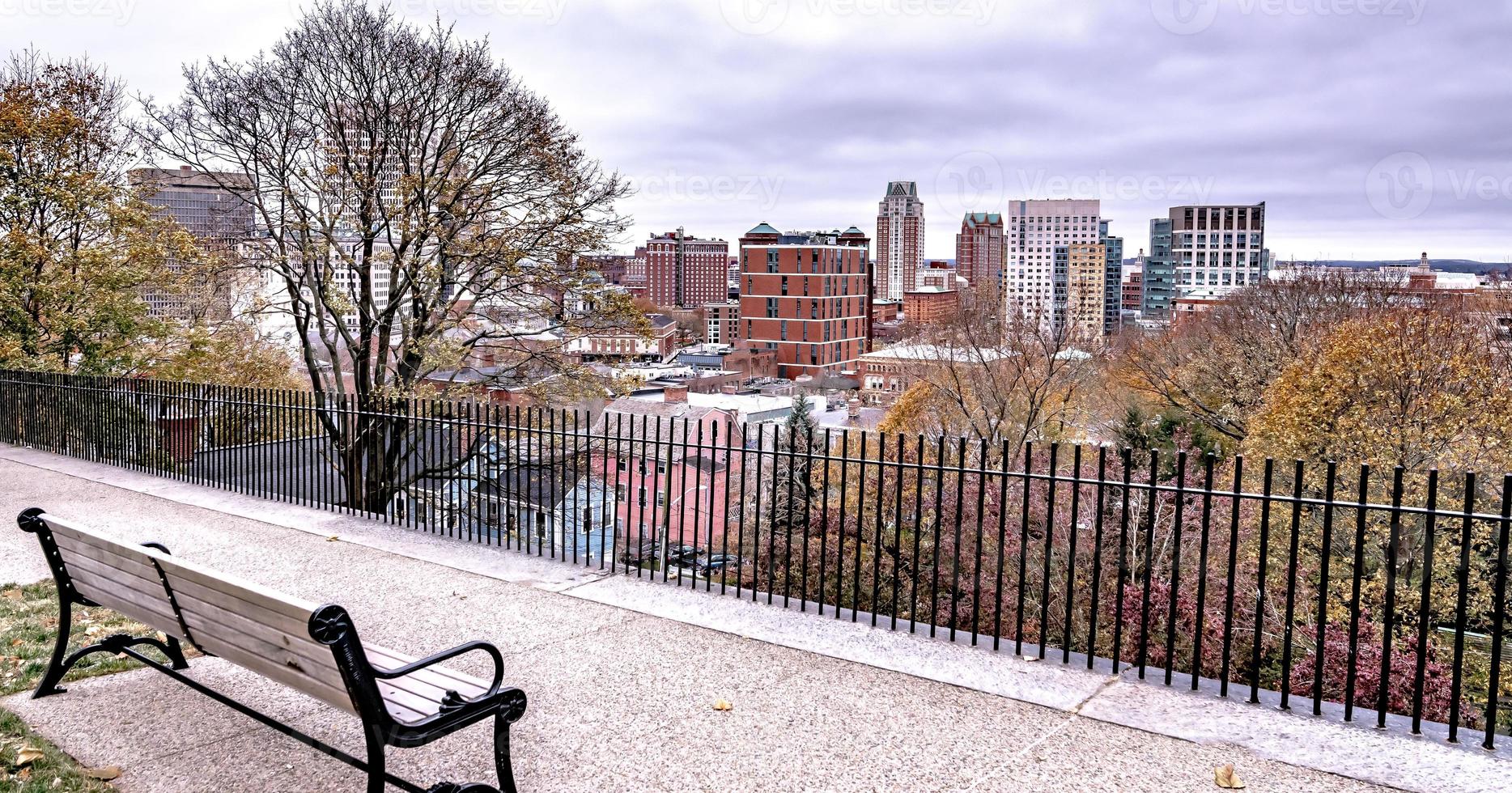 Providence rhode island skyline un jour sombre et nuageux photo