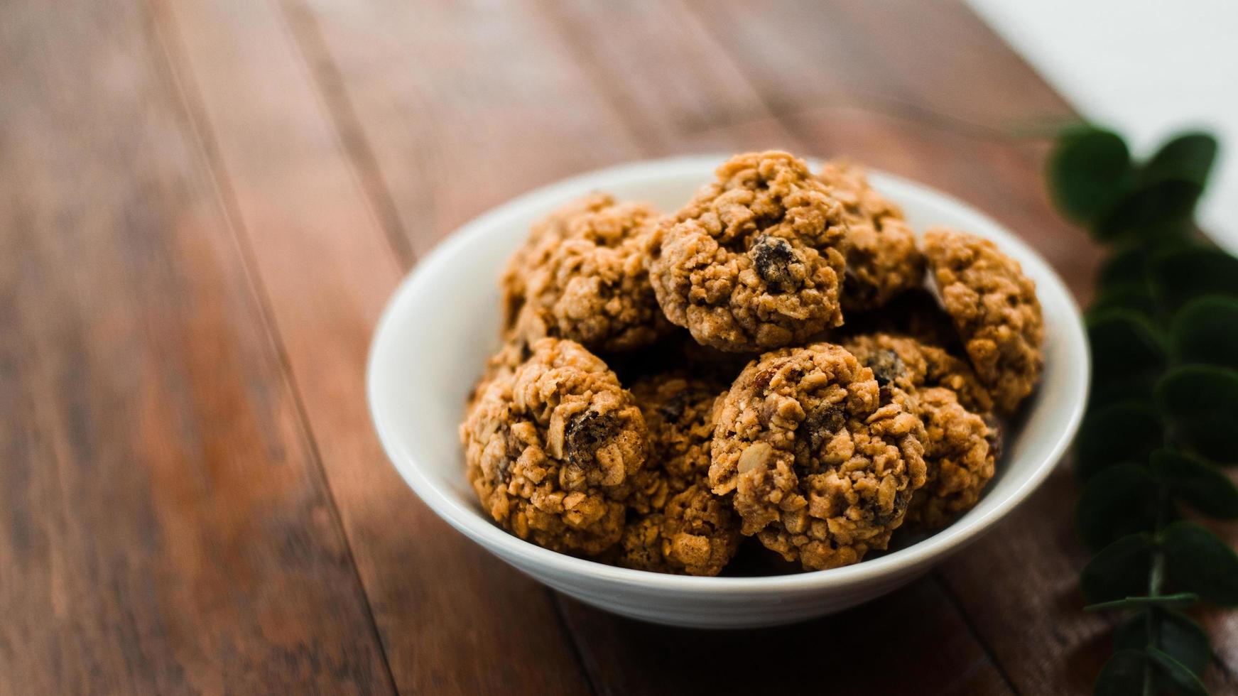 biscuits à l'avoine molle sur une table en bois photo