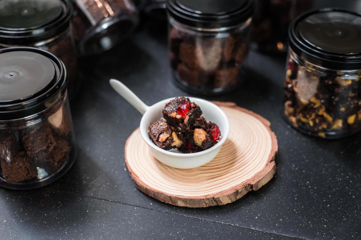 brownies maison sur tableau noir photo