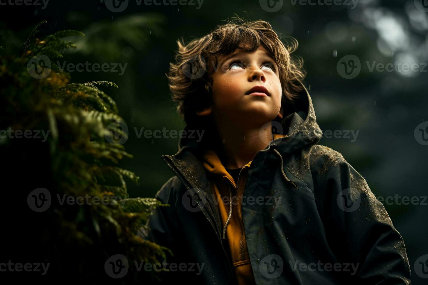 une enfant regarder bravement à une foncé forêt isolé sur une de mauvaise humeur pente Contexte photo