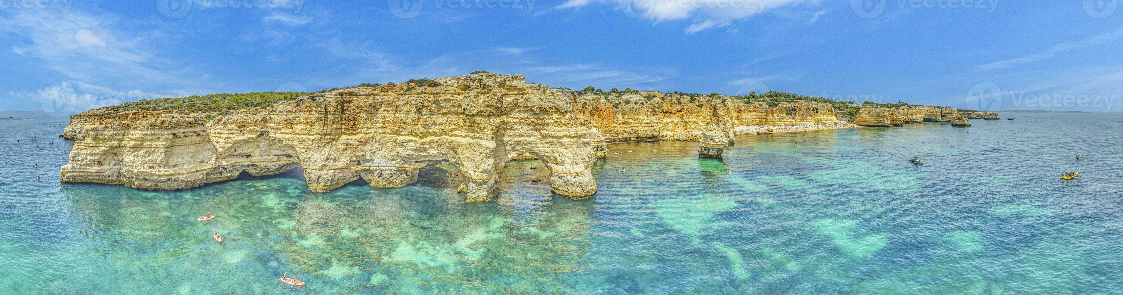 panoramique drone image plus de Praia faire marinha plage dans Portugais algarve pendant jour photo