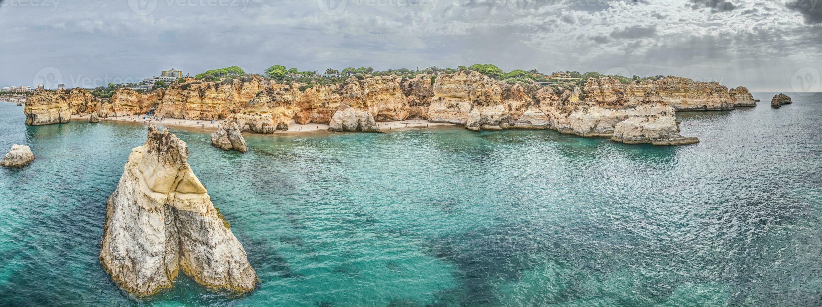 panoramique drone image plus de Praia faire marinha plage dans Portugais algarve pendant jour photo