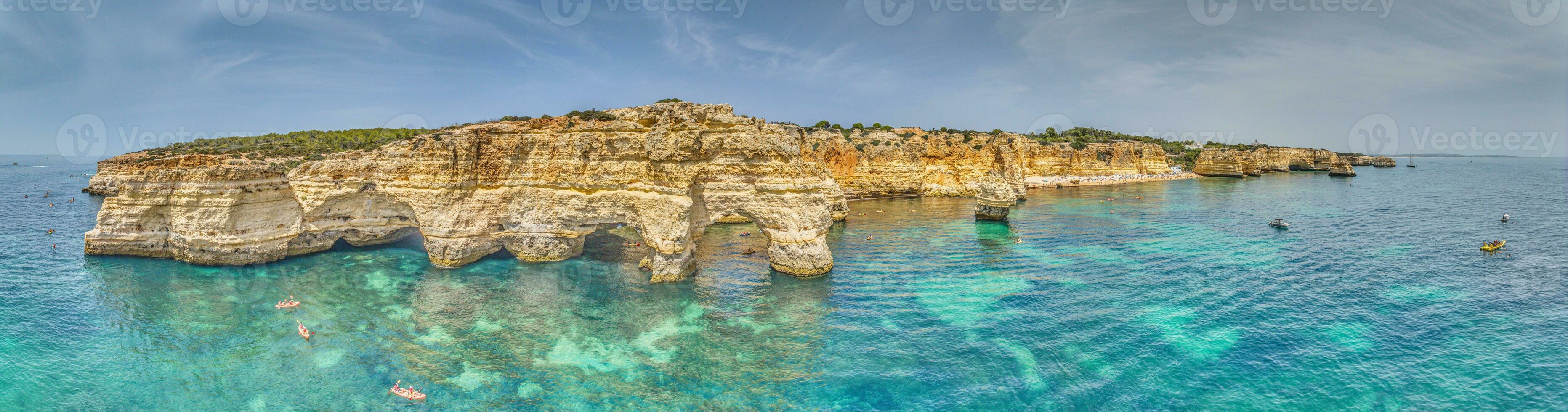 panoramique drone image plus de Praia faire marinha plage dans Portugais algarve pendant jour photo