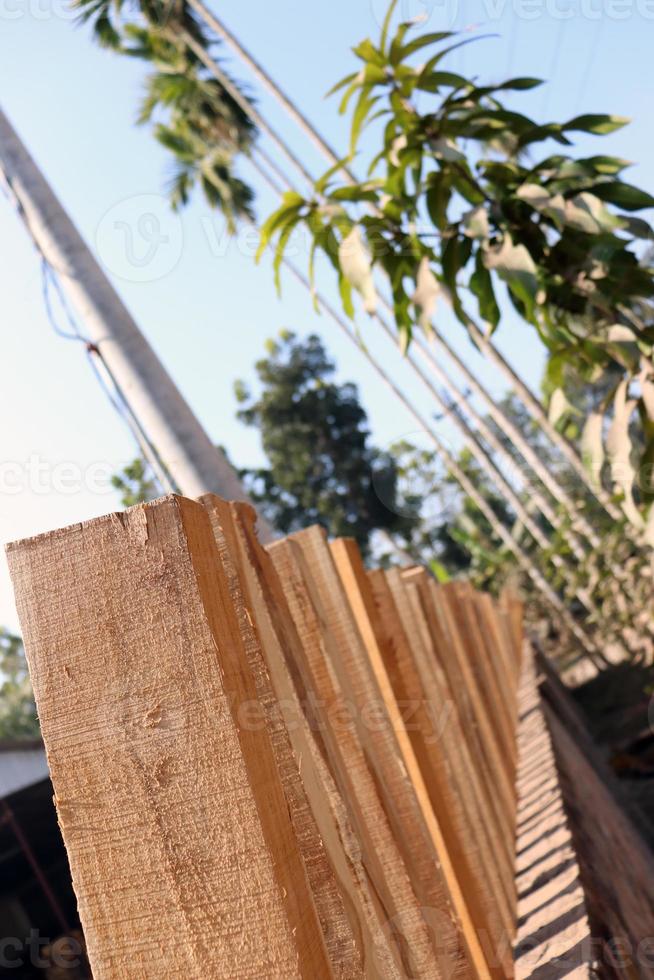 stock de bois sur scierie pour meubles photo