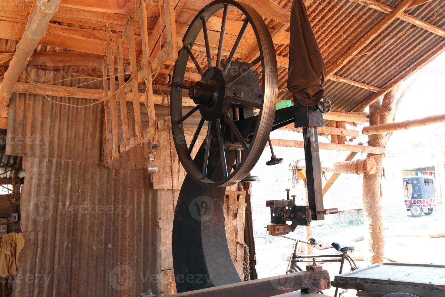 gros plan de la machine de scierie sur moulin photo