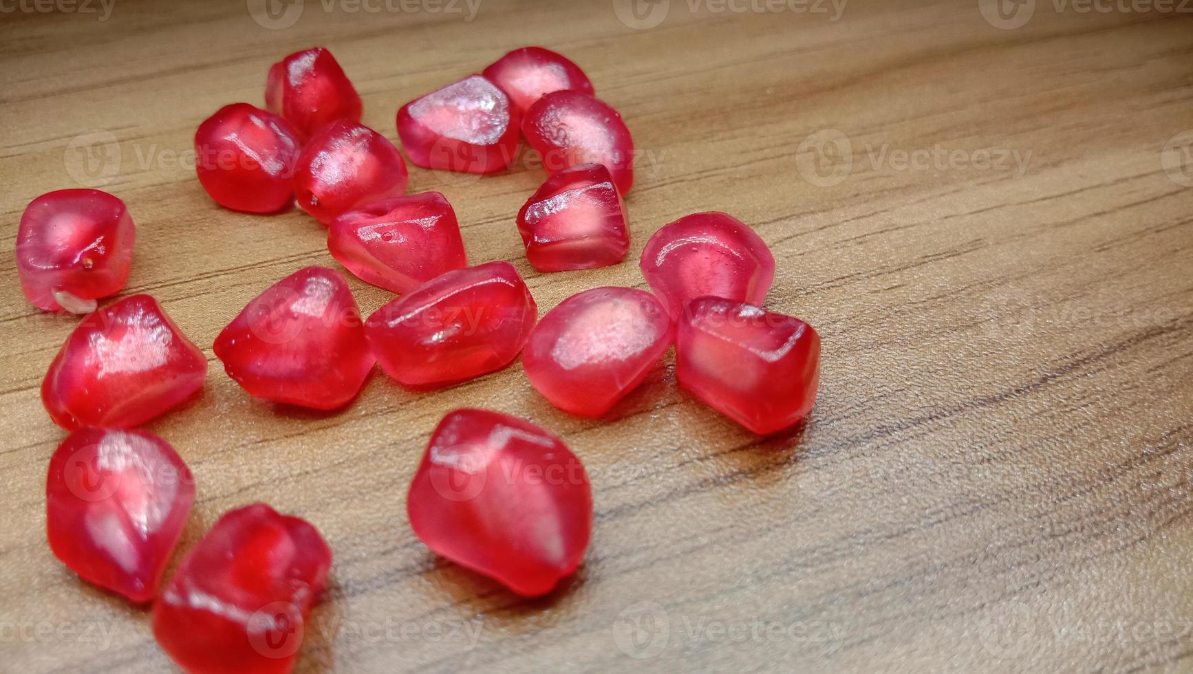 Stock de grenade et de graines sur la table photo