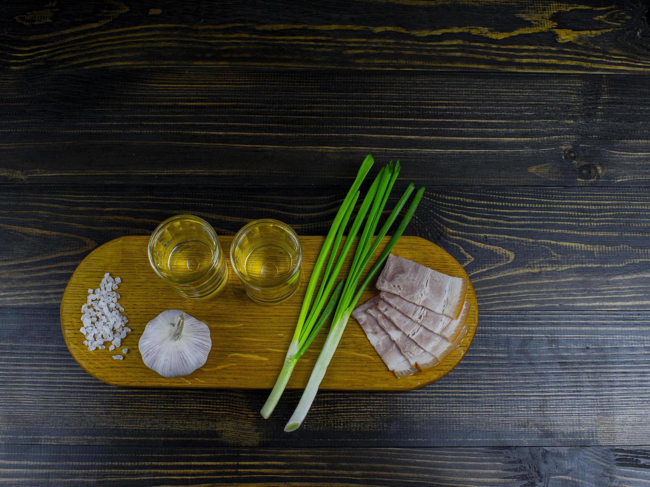 deux verres de vodka froide sur une planche de bois photo