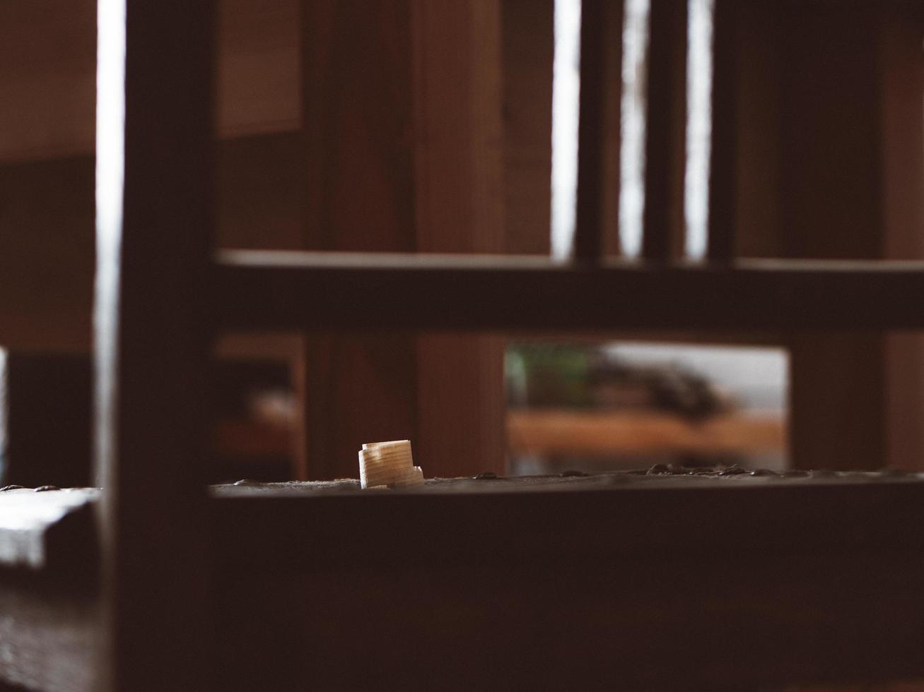 copeaux de bois sur une vieille chaise rétro photo