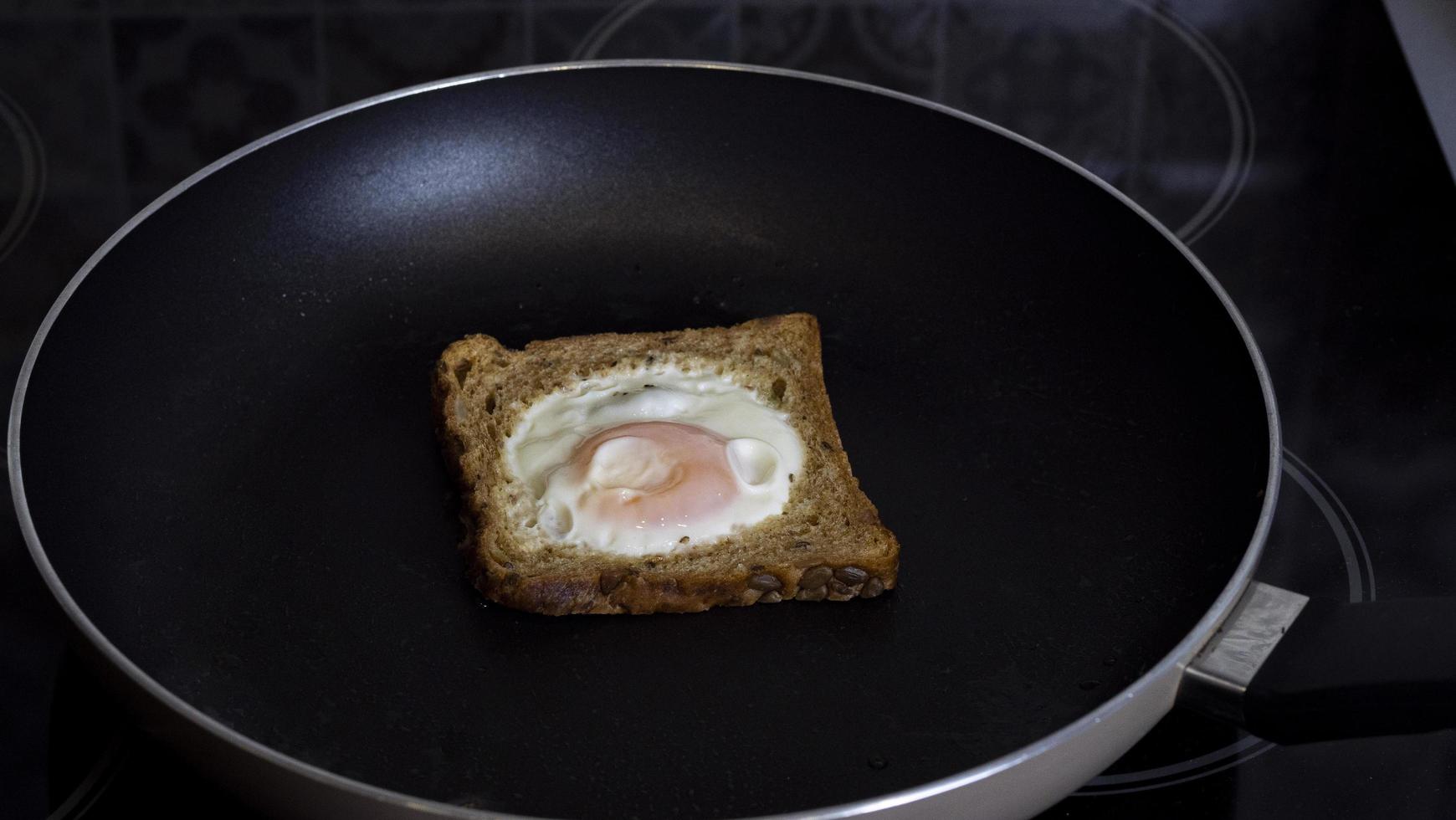 pain perdu avec un oeuf à l'intérieur dans une casserole photo