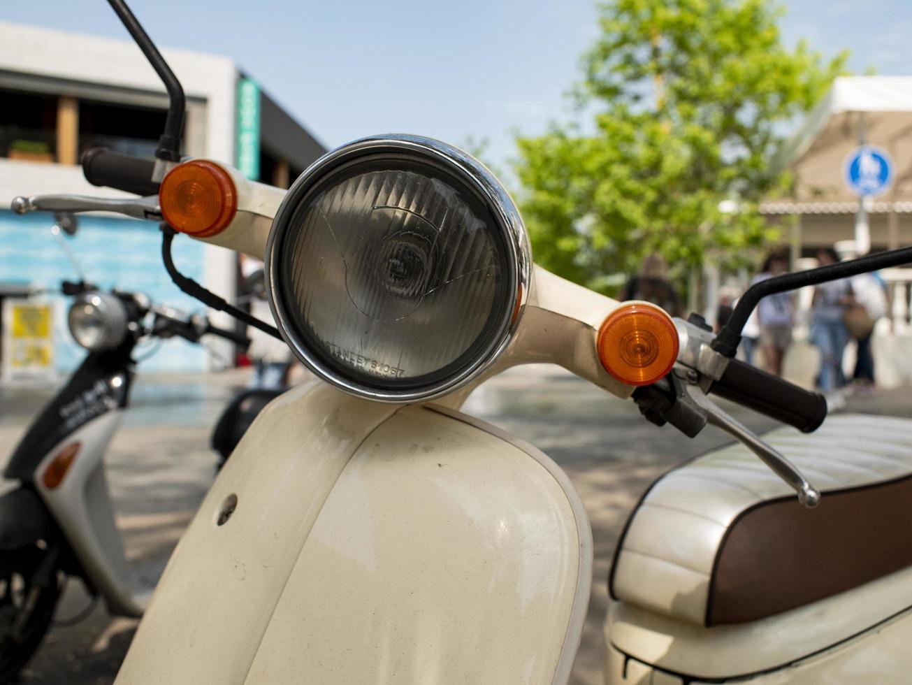 cyclomoteur rétro gros plan à l'extérieur. scooter de phare. vélomoteur photo