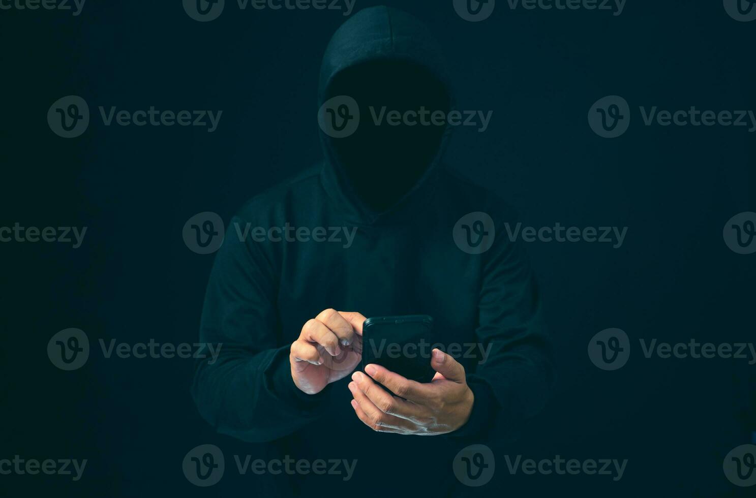 les pirates travail sur téléphone dans le sombre. le concept de information Sécurité dans le l'Internet réseau et information espionnage. virus attaque. pirate attaque. photo